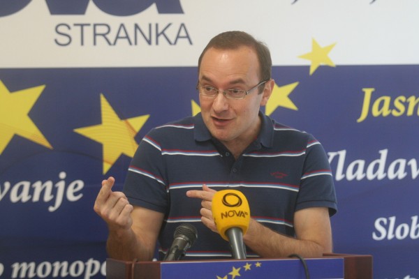GAŠIĆ DA PODNESE OSTAVKU GAŠIĆ DA PODNESE OSTAVKU